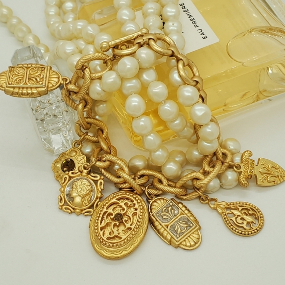 Chunky Locket Luxurious Charm Toggle Bracelet